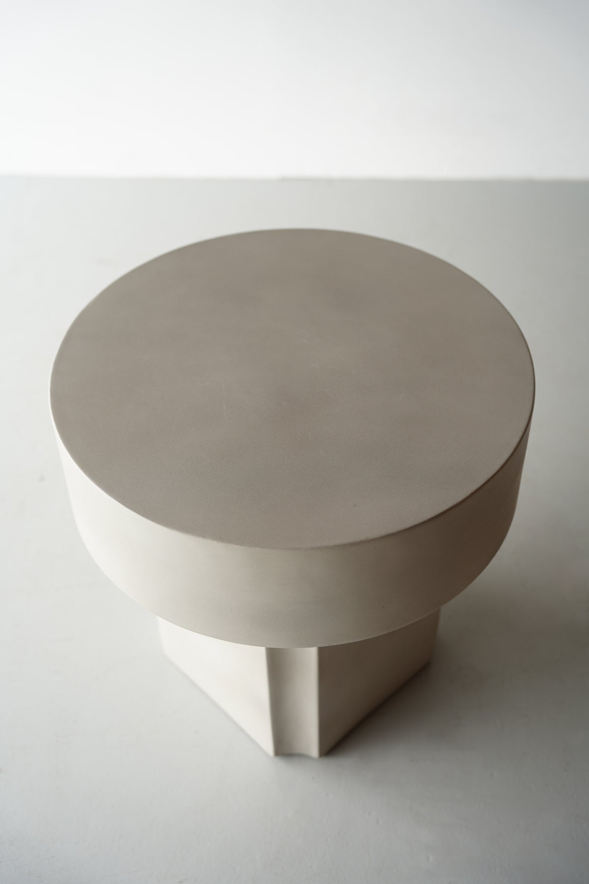 HOOK<br>Fiber concrete Side Table - 3 hold×1(大阪在庫分) nkmr - ヴィンテージ SHARK ATTACK