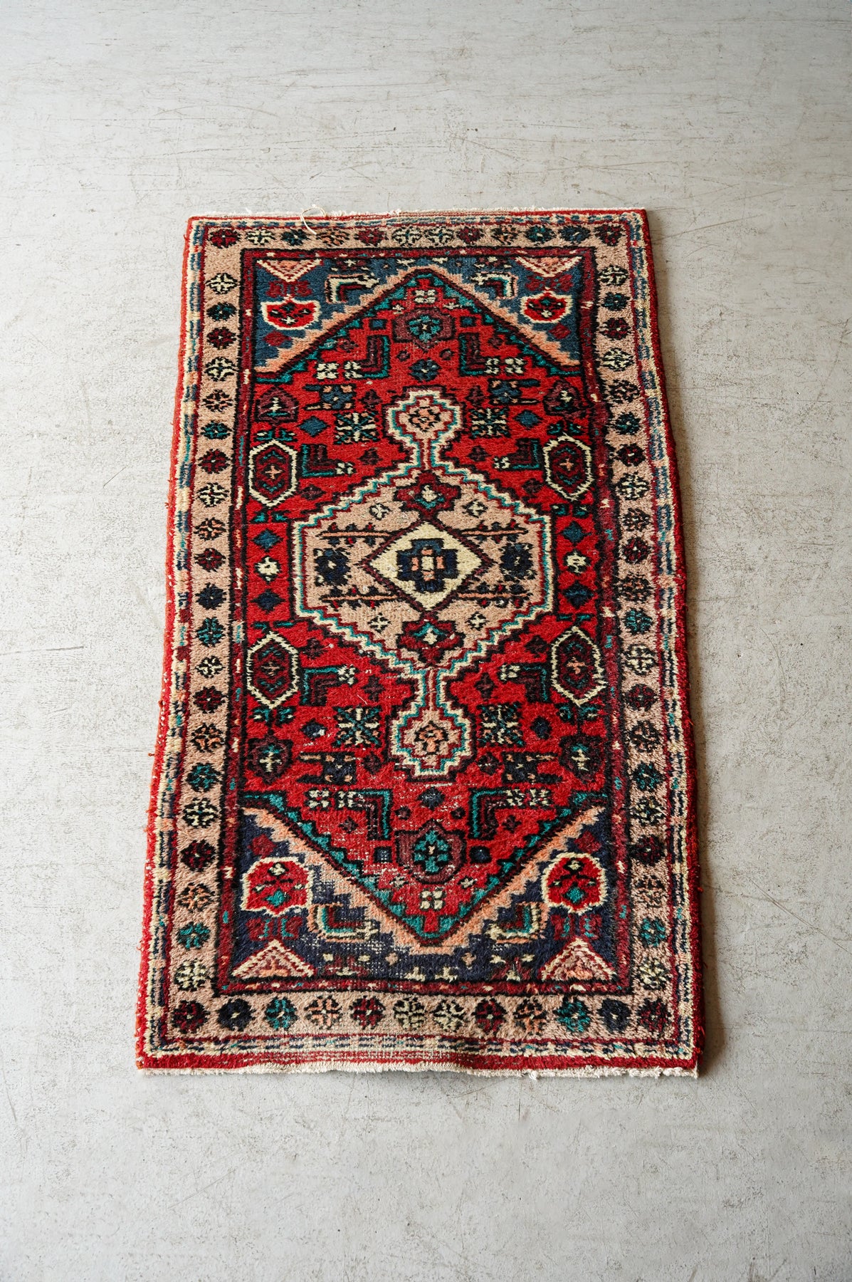 トライバルラグ 142.5×75 (cm) <br>ヴィンテージ<br>大阪店 - ヴィンテージ SHARK ATTACK