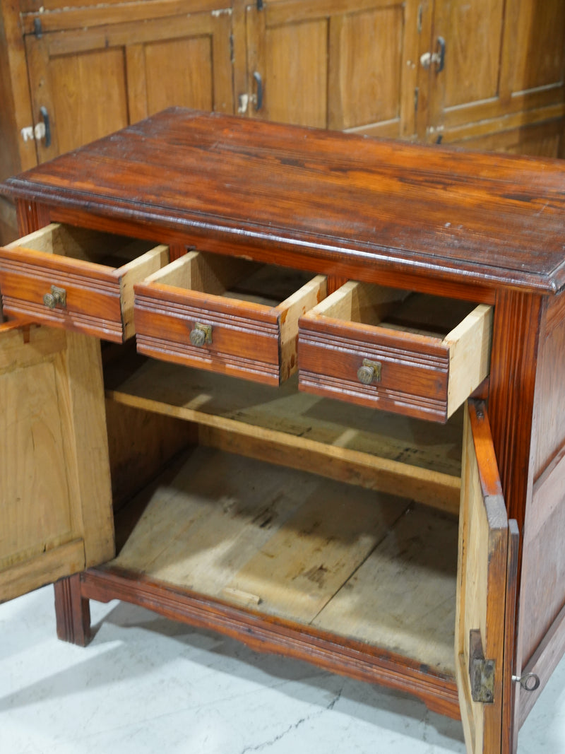 ウッドキャビネット <br> 大和店 - ヴィンテージ SHARK ATTACK