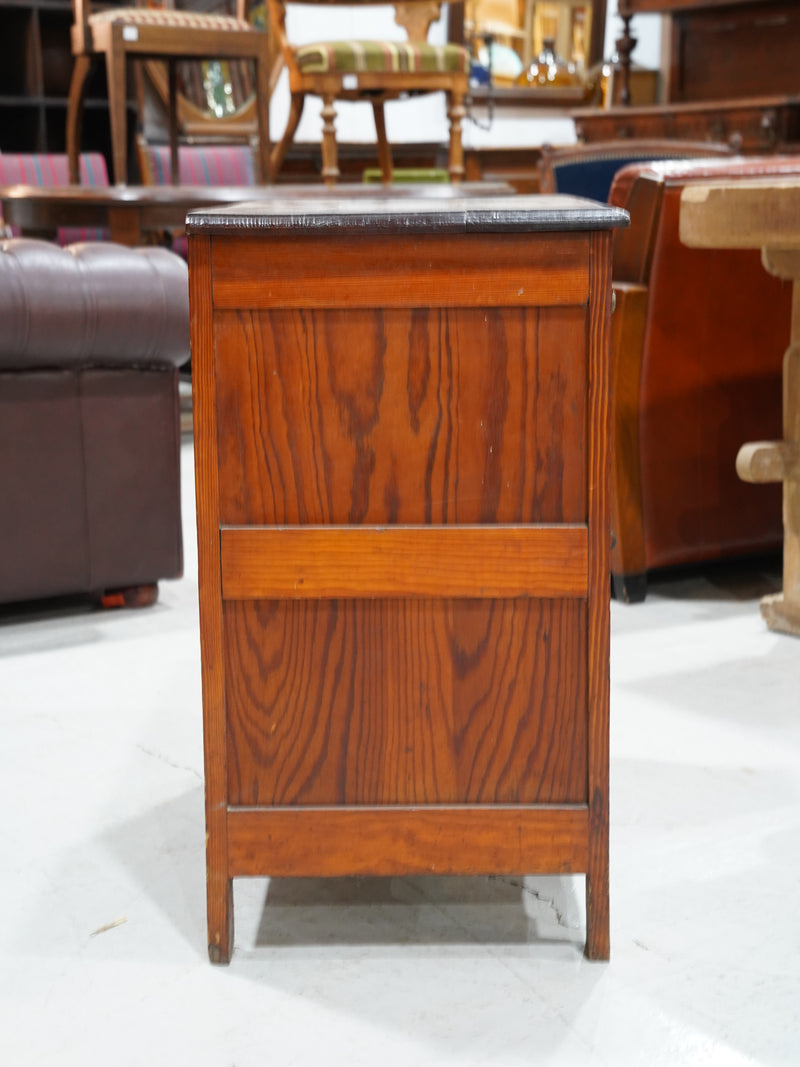 ウッドキャビネット <br> 大和店 - ヴィンテージ SHARK ATTACK