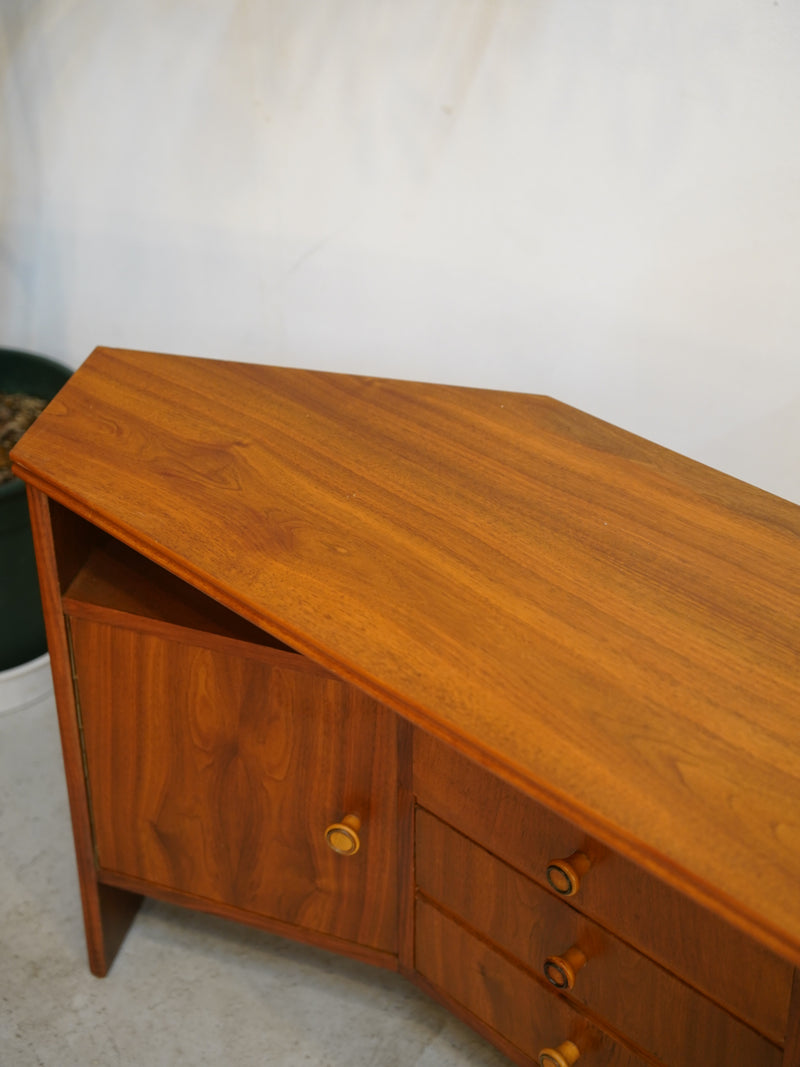 チークウッド コーナーキャビネット <br>大和店 - ヴィンテージ SHARK ATTACK