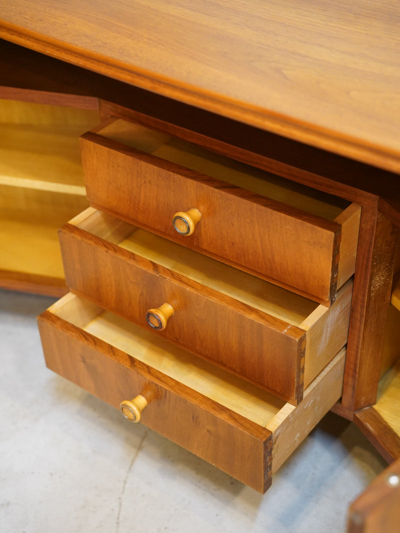 チークウッド コーナーキャビネット <br>大和店 - ヴィンテージ SHARK ATTACK