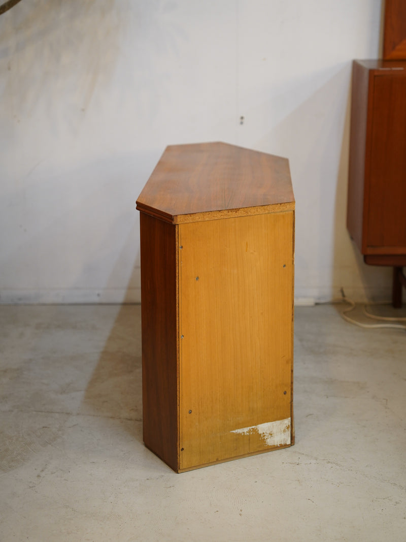 チークウッド コーナーキャビネット <br>大和店 - ヴィンテージ SHARK ATTACK