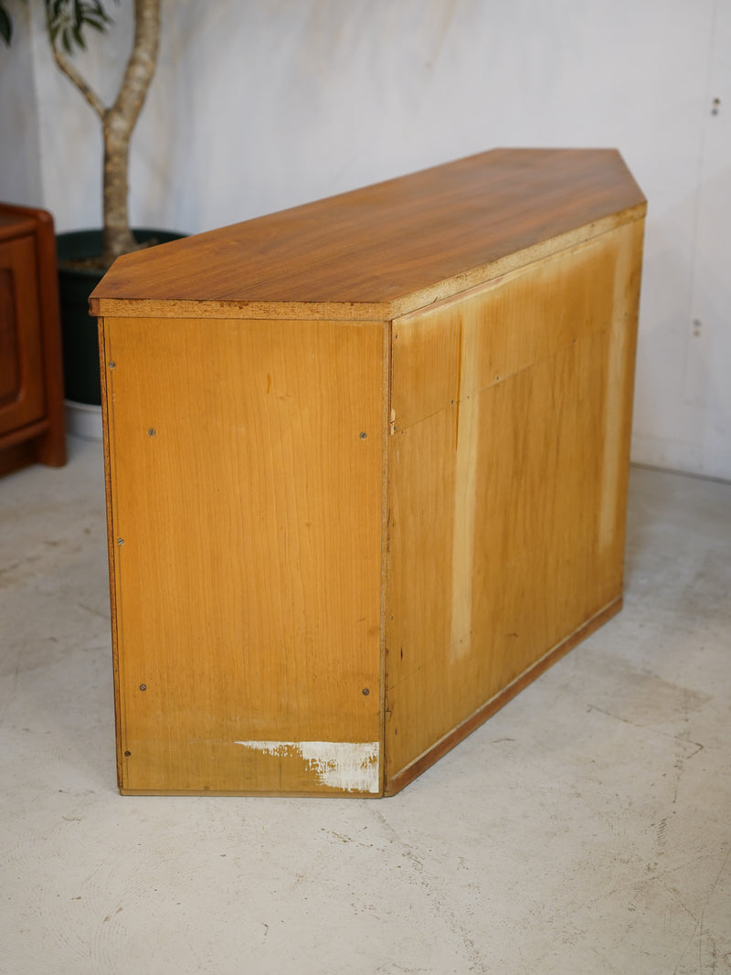 チークウッド コーナーキャビネット <br>大和店 - ヴィンテージ SHARK ATTACK