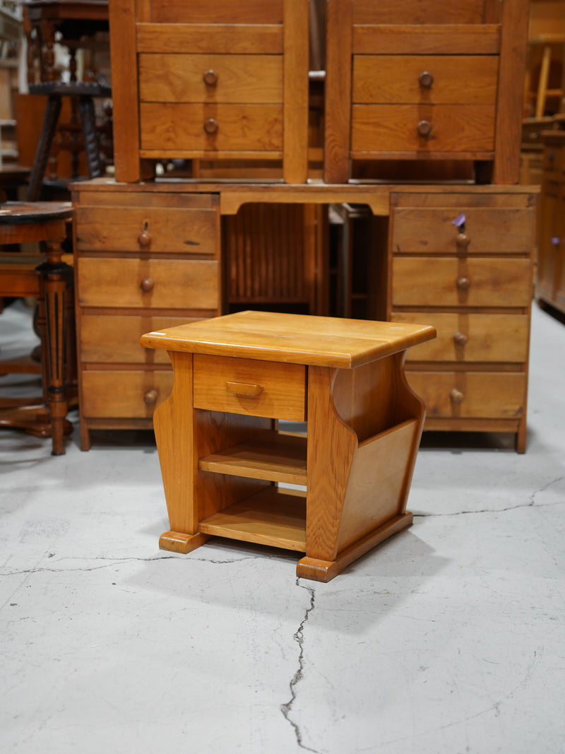 オークウッド ナイトスタンド/マガジンラック <br> 大和店 - ヴィンテージ SHARK ATTACK