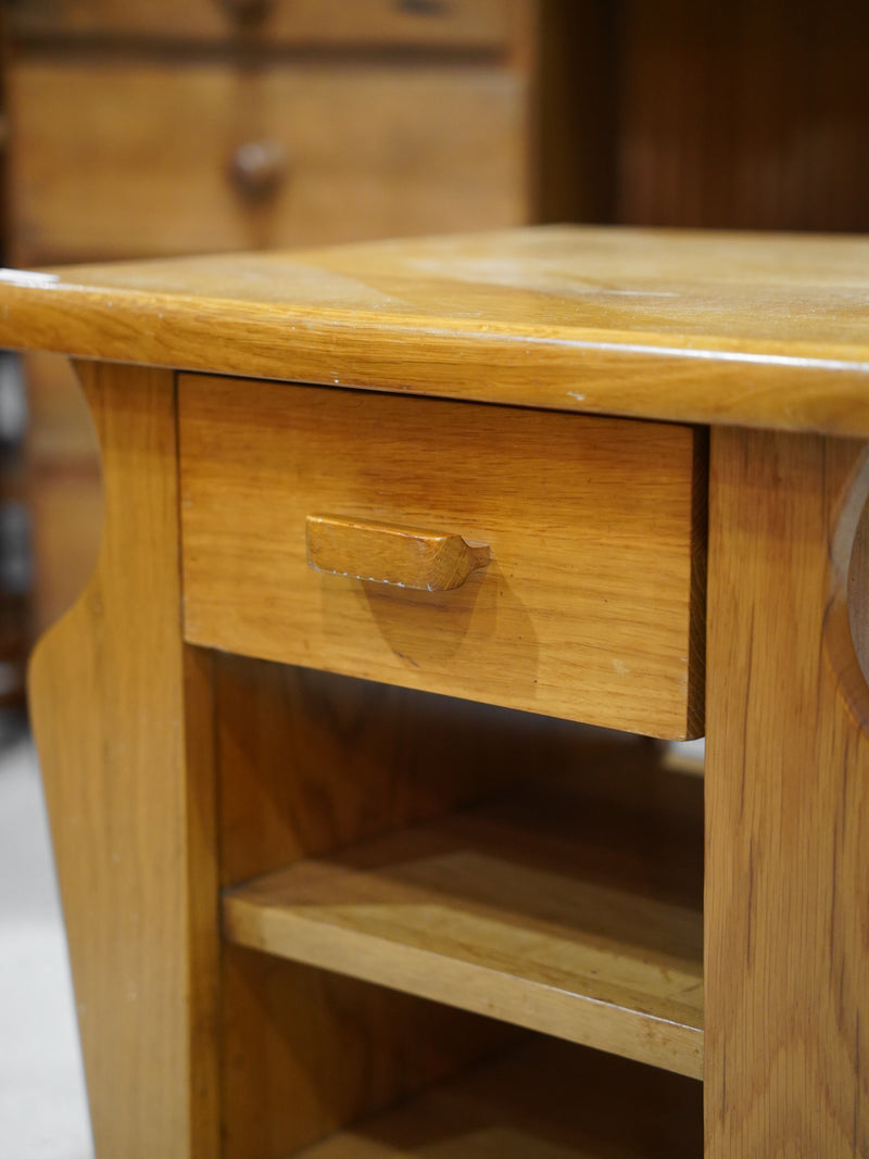 オークウッド ナイトスタンド/マガジンラック <br> 大和店 - ヴィンテージ SHARK ATTACK