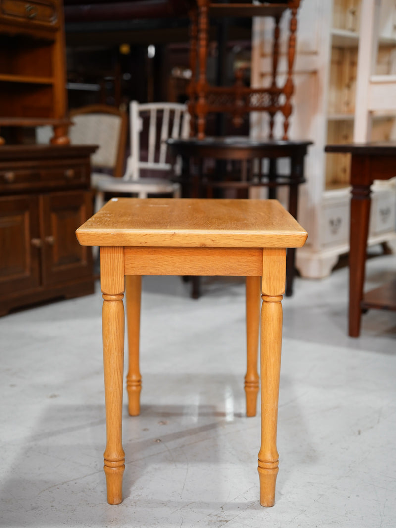 オークウッド サイドテーブル <br> 大和店 - ヴィンテージ SHARK ATTACK