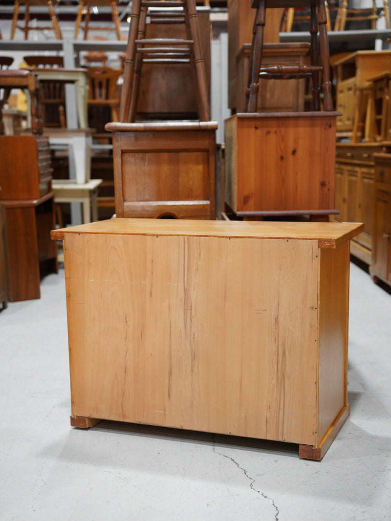 オークウッド キャビネット <br> 大和店 - ヴィンテージ SHARK ATTACK