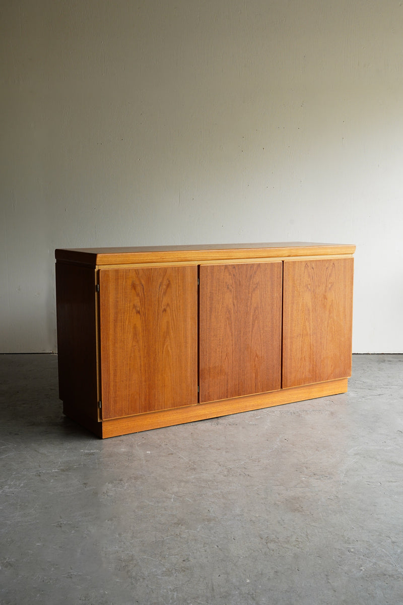 SKOVBY MØBELFABRIK <br> ウッド サイドボード<br> Denmark <br> 大阪店 - ヴィンテージ SHARK ATTACK