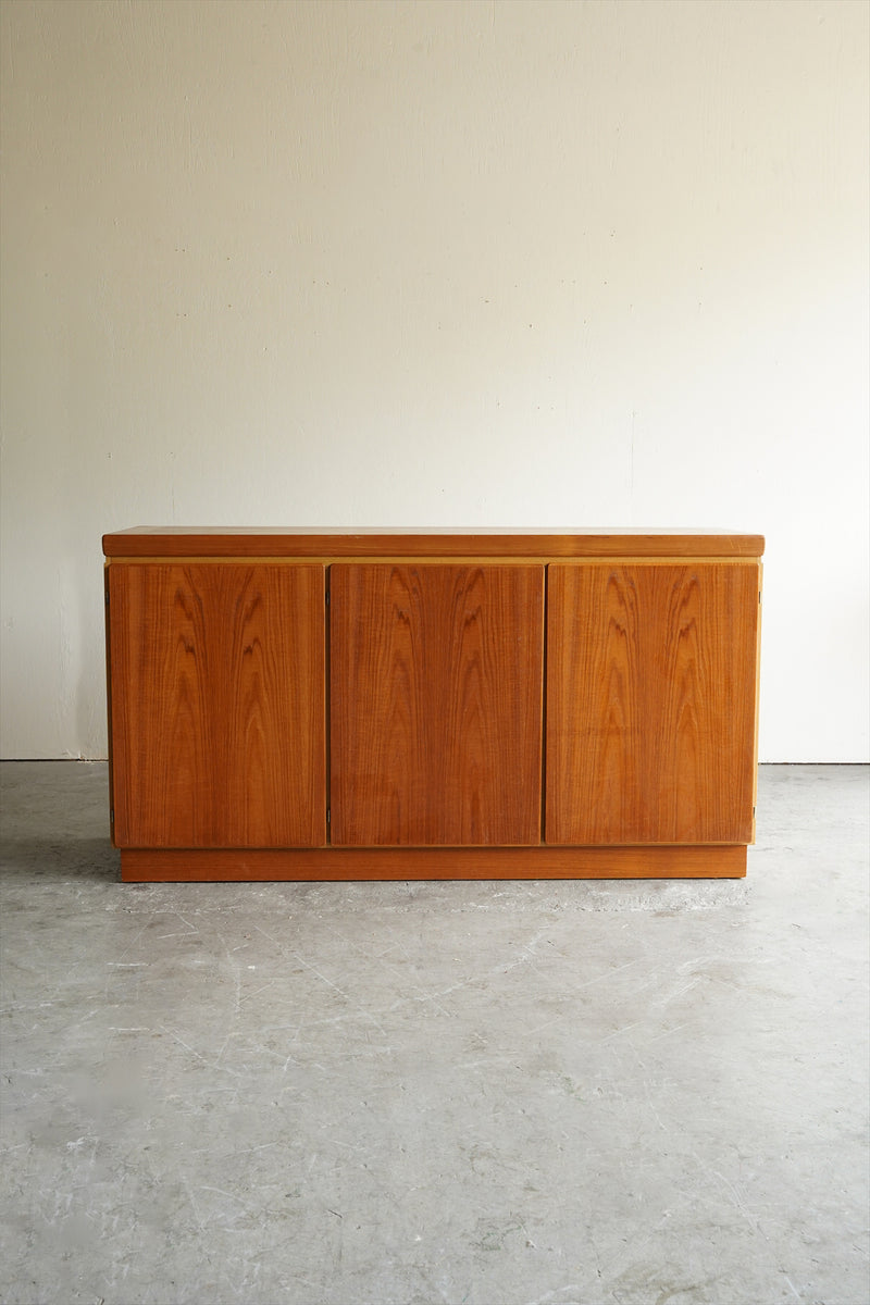 SKOVBY MØBELFABRIK <br> ウッド サイドボード<br> Denmark <br> 大阪店 - ヴィンテージ SHARK ATTACK