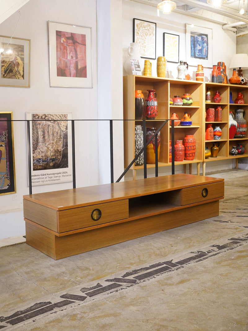 SIDE BOARD
