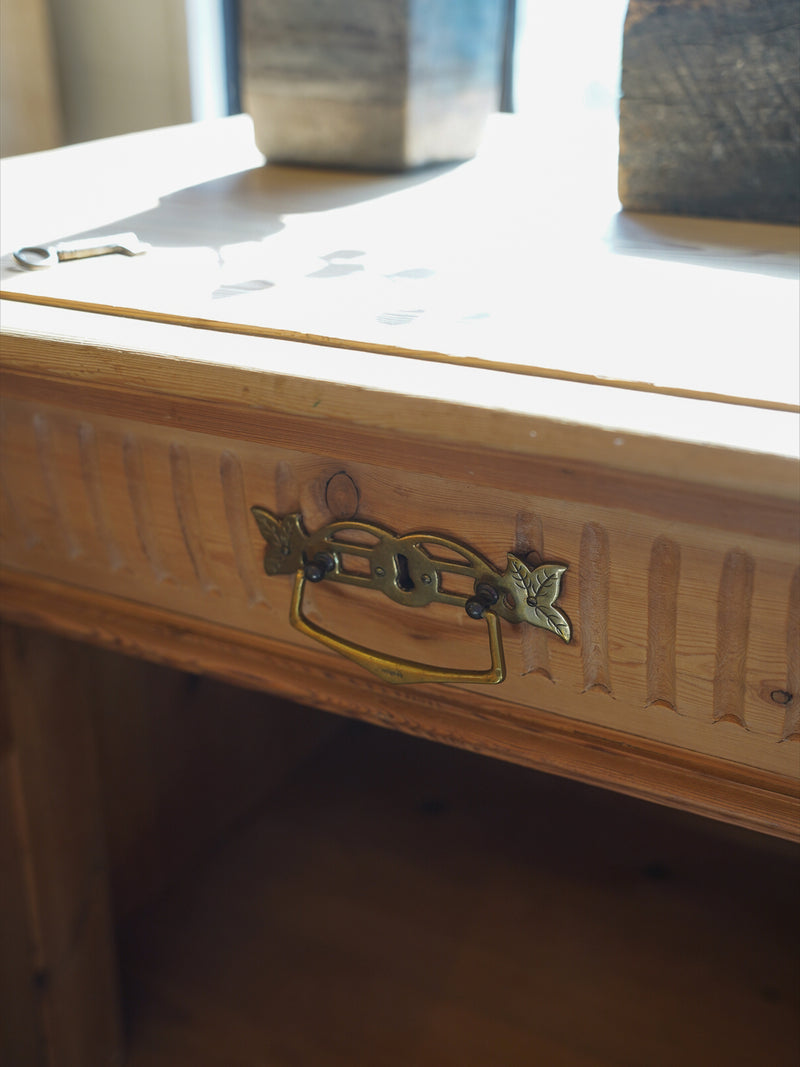 パインウッド サイドボード <br> 大阪店 - ヴィンテージ SHARK ATTACK