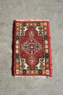 トライバルラグ 60×39(cm) <br>ヴィンテージ<br>大阪店 - ヴィンテージ SHARK ATTACK