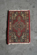 トライバルラグ 60×39(cm) <br>ヴィンテージ<br>大阪店 - ヴィンテージ SHARK ATTACK