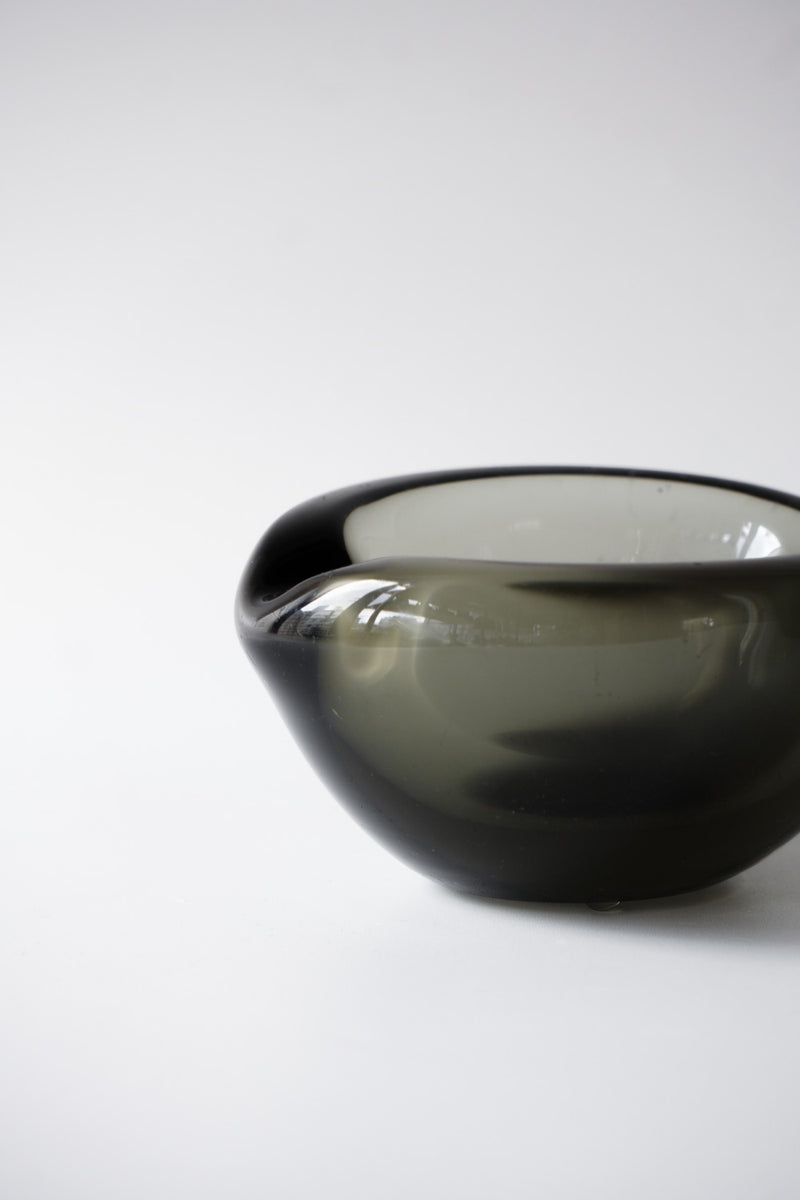 ガラスアッシュトレイ<br>cerote antiques - ヴィンテージ SHARK ATTACK