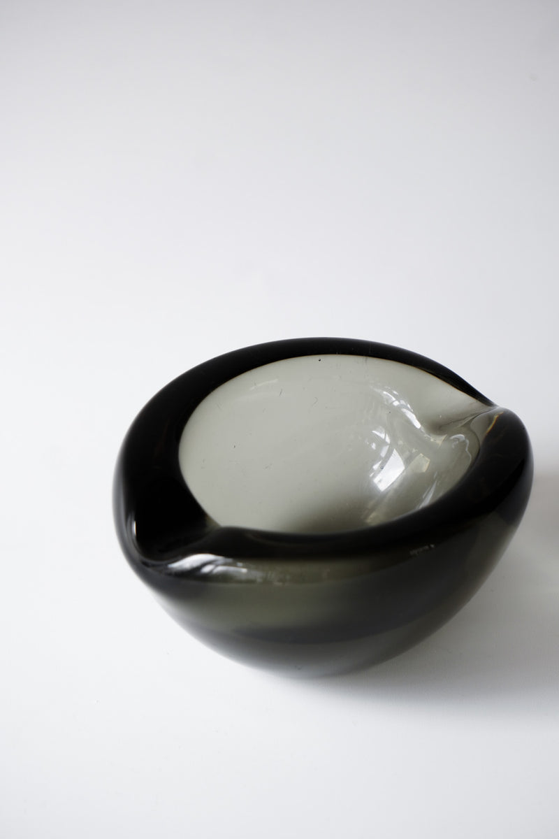 ガラスアッシュトレイ<br>cerote antiques - ヴィンテージ SHARK ATTACK