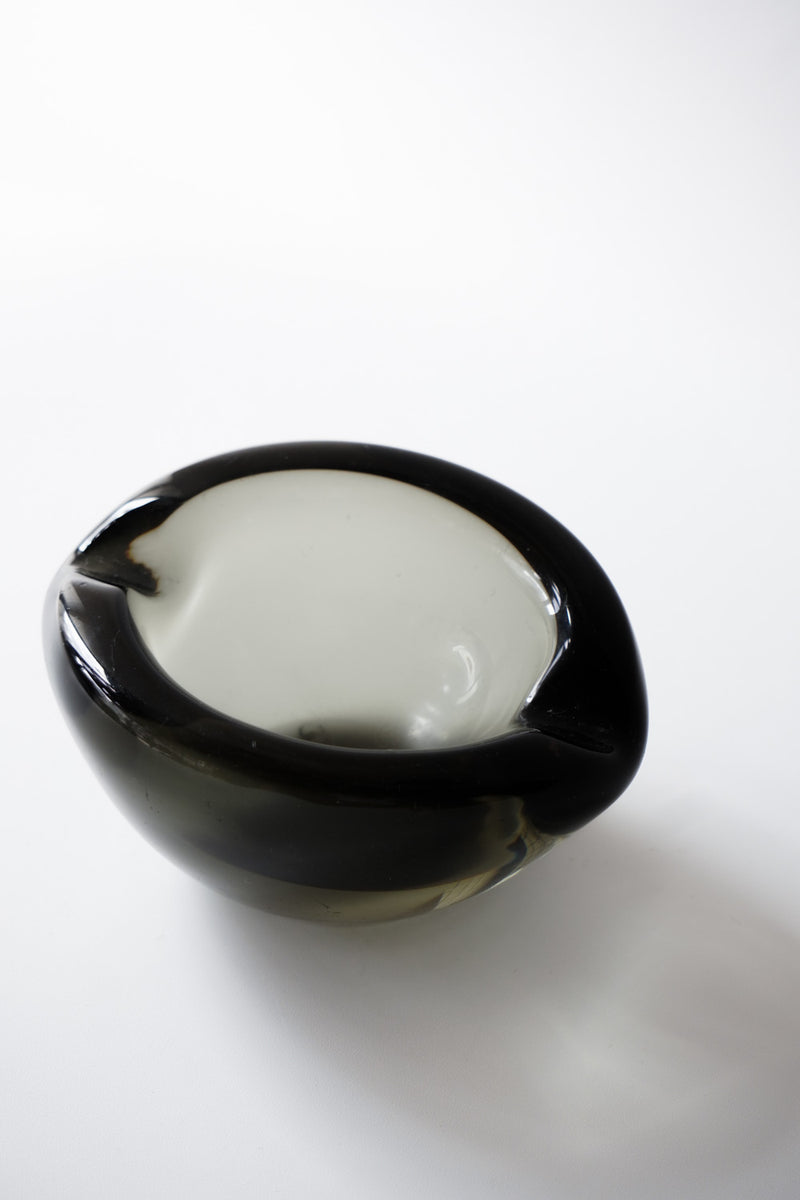 ガラスアッシュトレイ<br>cerote antiques - ヴィンテージ SHARK ATTACK