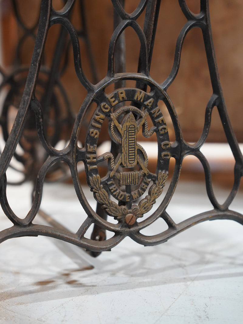 ミシン脚 リメイクテーブル <br>大和店 - ヴィンテージ SHARK ATTACK