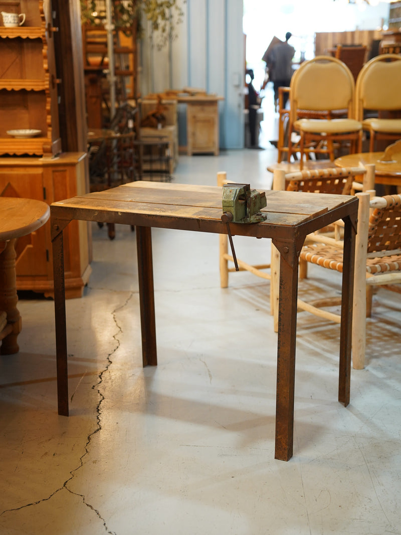 ワークテーブル <br> 大和店 - ヴィンテージ SHARK ATTACK