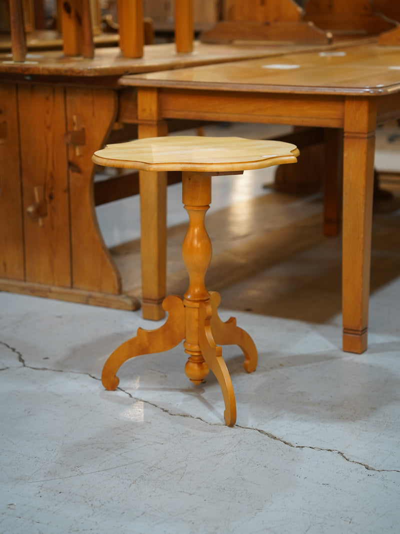 ウッドトライポッドテーブル<br> 大和店 - ヴィンテージ SHARK ATTACK