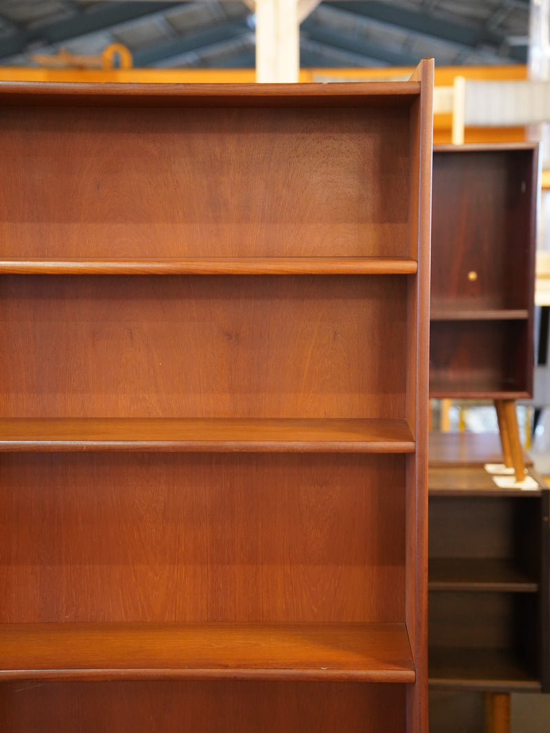 チークウッド ブックシェルフ<br> cerote antiques - ヴィンテージ SHARK ATTACK