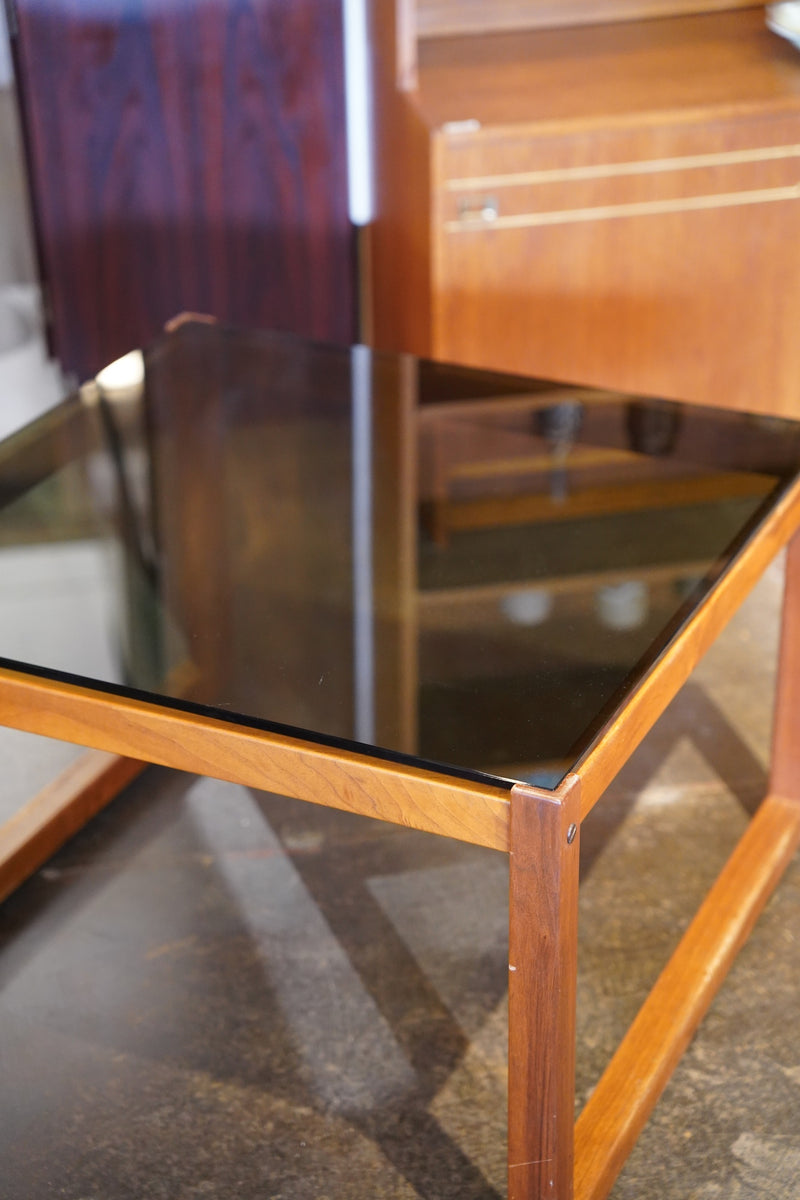 チークウッド ガラスローテーブル <br> 大和店 - ヴィンテージ SHARK ATTACK