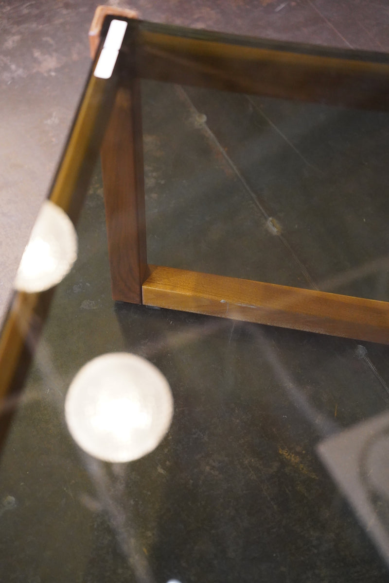 チークウッド ガラスローテーブル <br> 大和店 - ヴィンテージ SHARK ATTACK