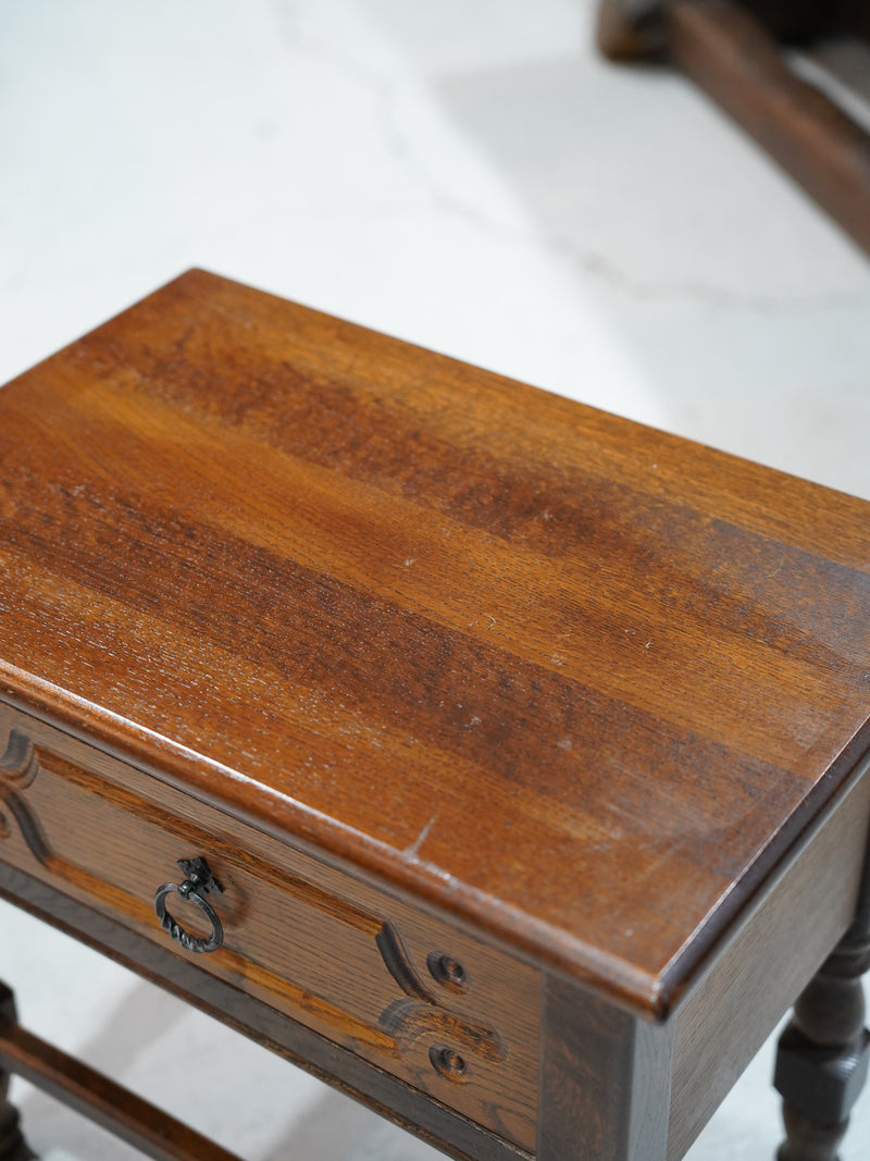 オークウッド サイドテーブル <br> 大和店 - ヴィンテージ SHARK ATTACK