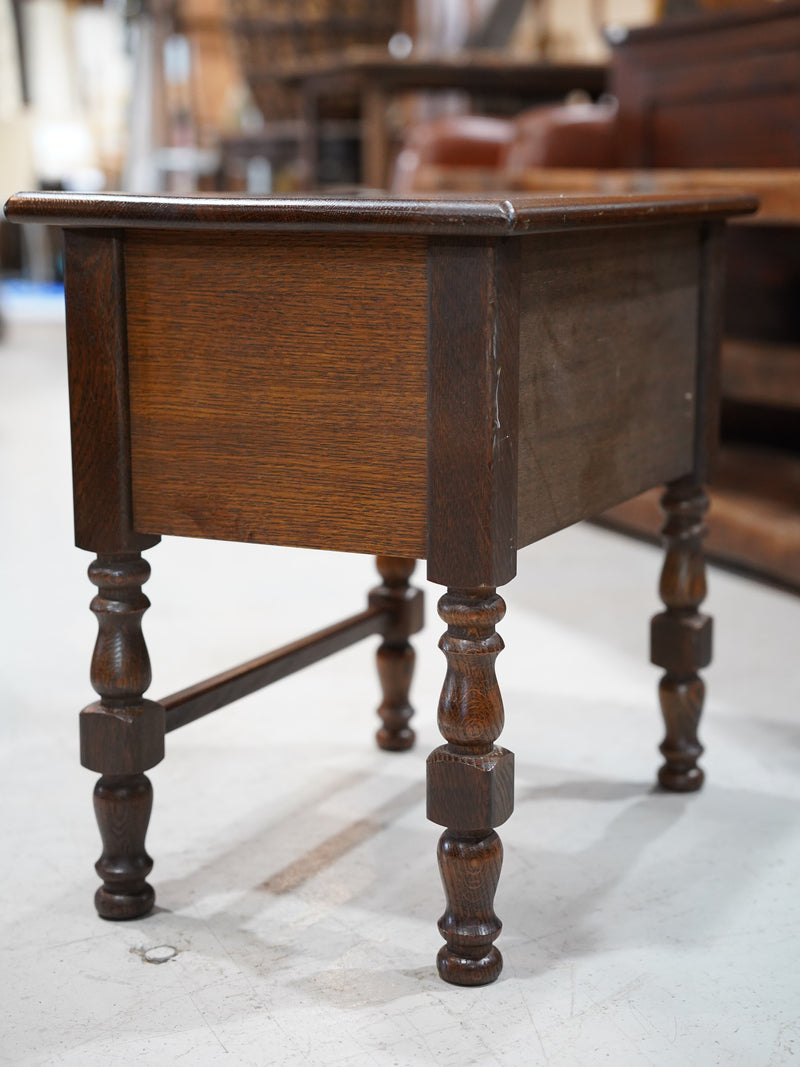 オークウッド サイドテーブル <br> 大和店 - ヴィンテージ SHARK ATTACK