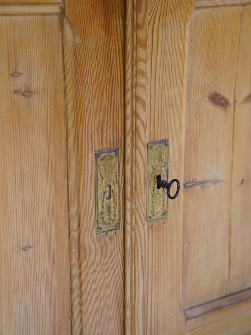 パインウッド キャビネット <br>大和店 - ヴィンテージ SHARK ATTACK