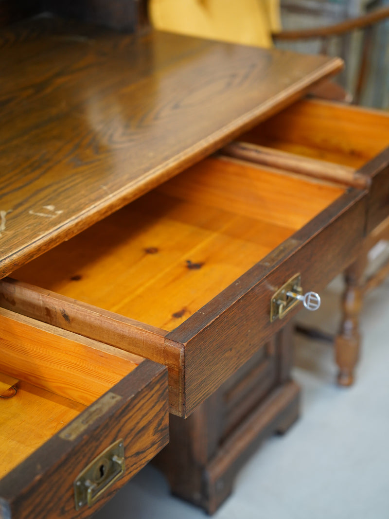 オークウッドデスク<br> 大和店 - ヴィンテージ SHARK ATTACK