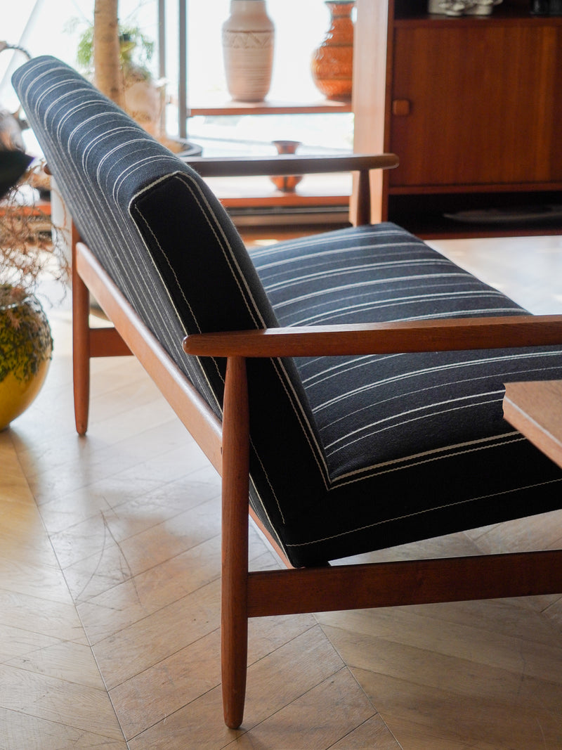 FDB Møbler , Ejvind A. Johansson <br>2 seater Sofa <br>1980's , Denmark <br>bob's box - ヴィンテージ SHARK ATTACK