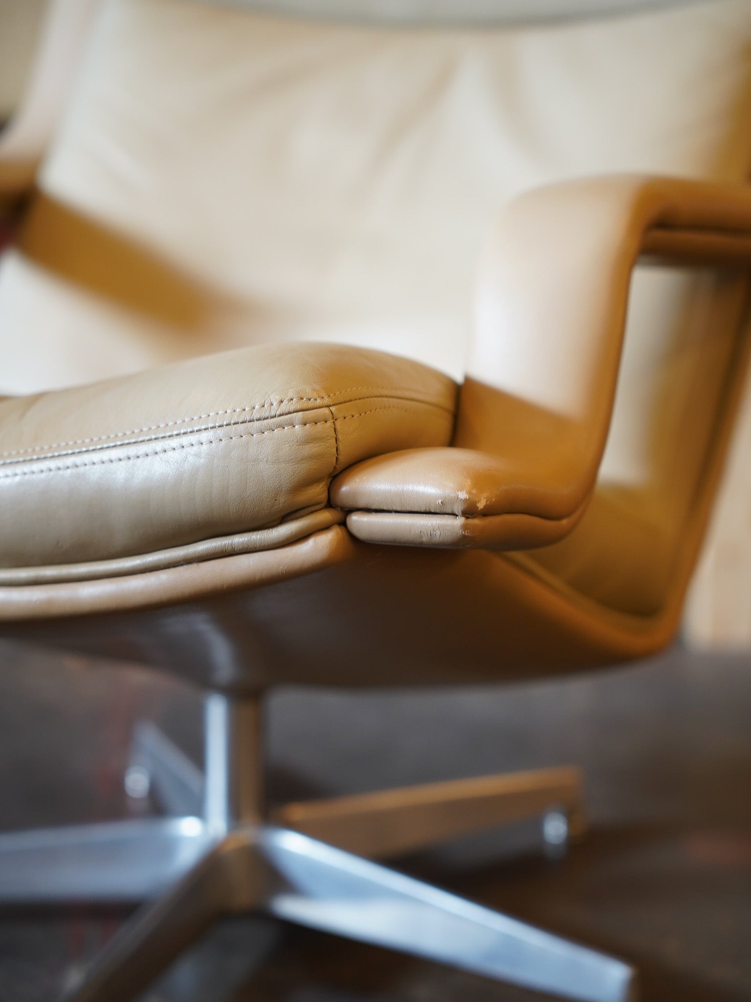 Artifort  Geoffrey Harcoourt - "F152" レザーラウンジチェア - オランダ 1970's - cerote antiques