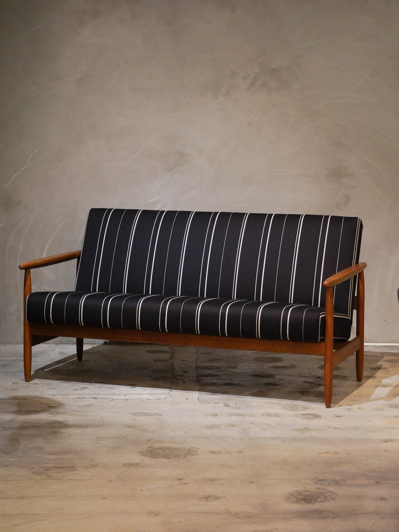 FDB Møbler , Ejvind A. Johansson <br>2 seater Sofa <br>1980's , Denmark <br>bob's box - ヴィンテージ SHARK ATTACK