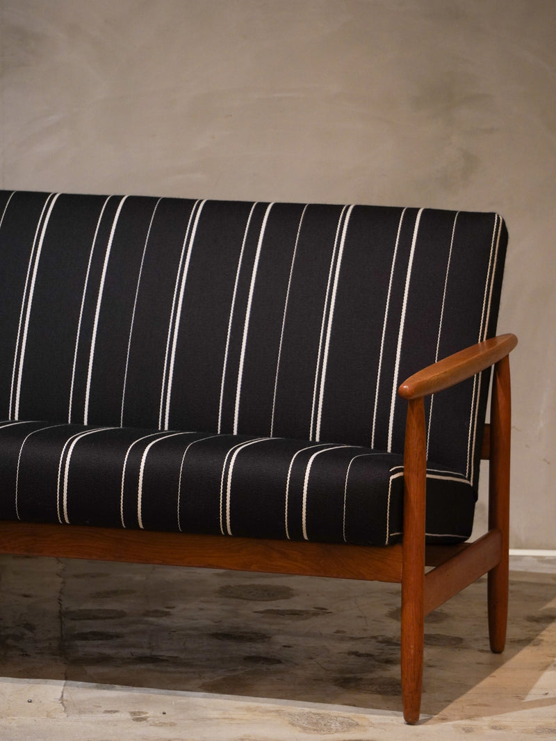 FDB Møbler , Ejvind A. Johansson <br>2 seater Sofa <br>1980's , Denmark <br>bob's box - ヴィンテージ SHARK ATTACK