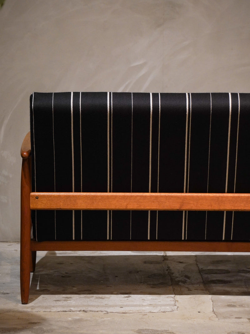 FDB Møbler , Ejvind A. Johansson <br>2 seater Sofa <br>1980's , Denmark <br>bob's box - ヴィンテージ SHARK ATTACK