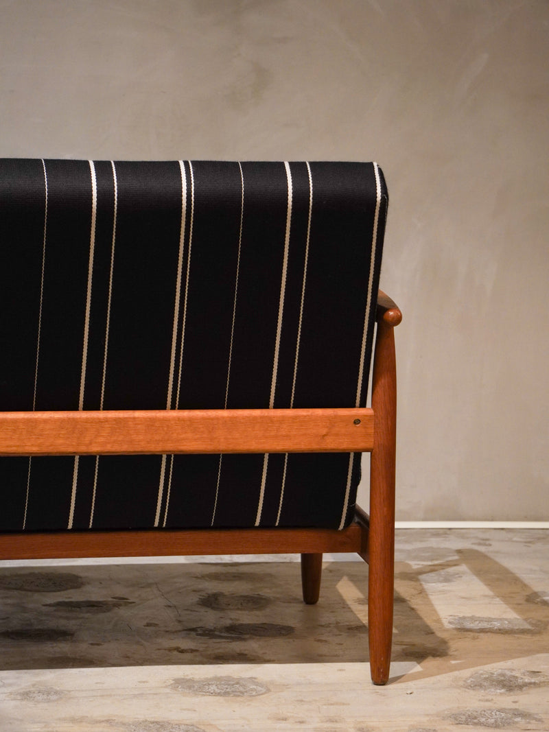 FDB Møbler , Ejvind A. Johansson <br>2 seater Sofa <br>1980's , Denmark <br>bob's box - ヴィンテージ SHARK ATTACK