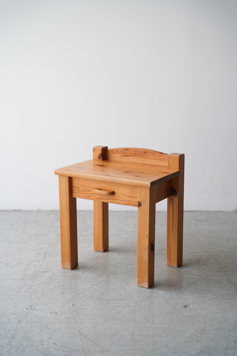 パインウッド ナイトテーブル <br>大和店 - ヴィンテージ SHARK ATTACK