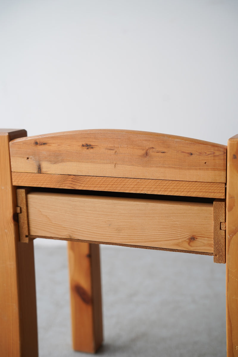 パインウッド ナイトテーブル <br>大和店 - ヴィンテージ SHARK ATTACK