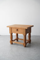 オークウッド <br> サイドテーブル / ナイトテーブル <br>大和店 - ヴィンテージ SHARK ATTACK