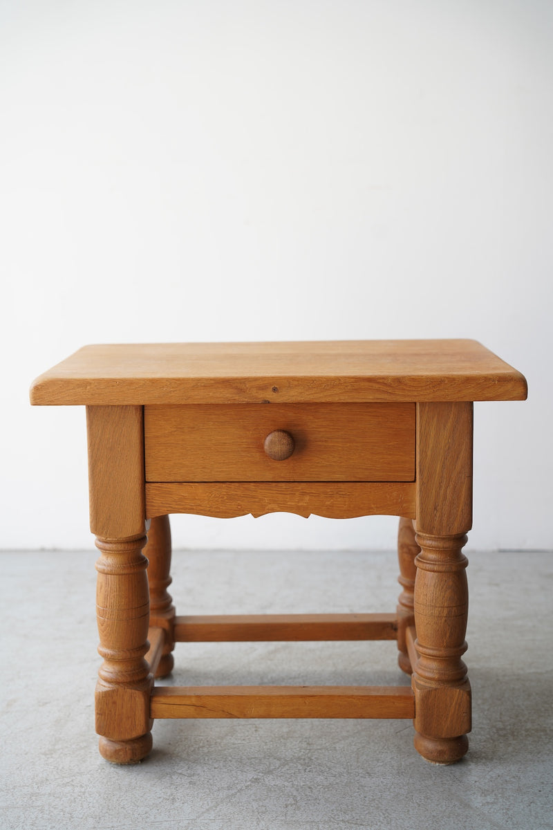 オークウッド <br> サイドテーブル / ナイトテーブル <br>大和店 - ヴィンテージ SHARK ATTACK