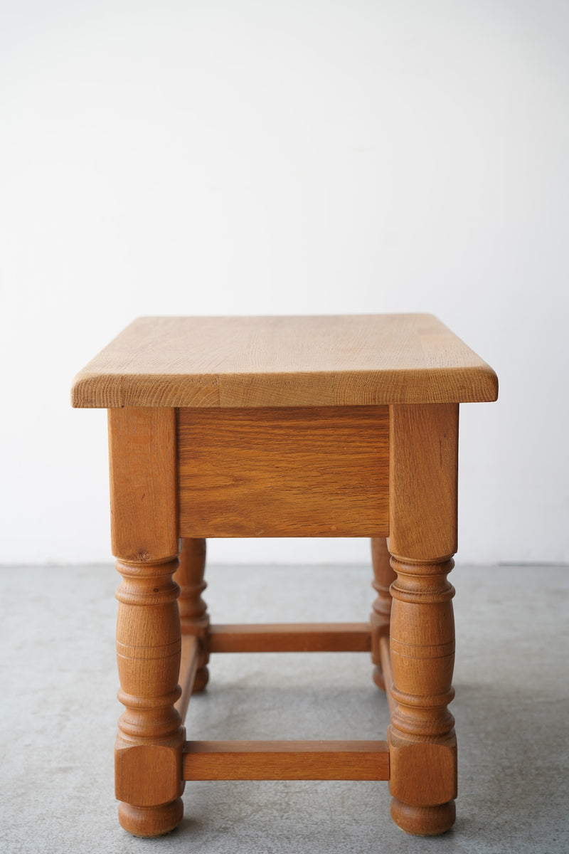 オークウッド <br> サイドテーブル / ナイトテーブル <br>大和店 - ヴィンテージ SHARK ATTACK