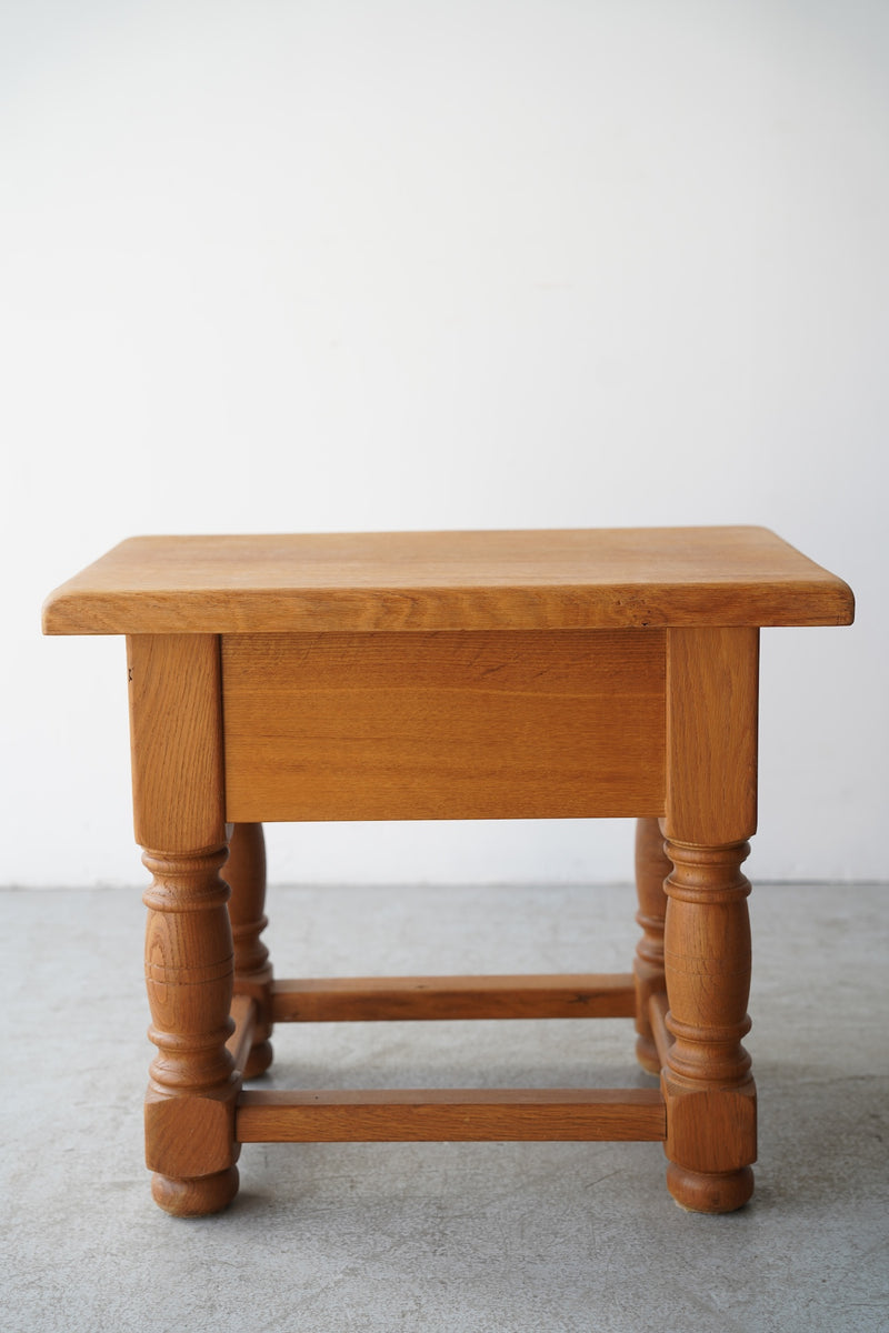 オークウッド <br> サイドテーブル / ナイトテーブル <br>大和店 - ヴィンテージ SHARK ATTACK