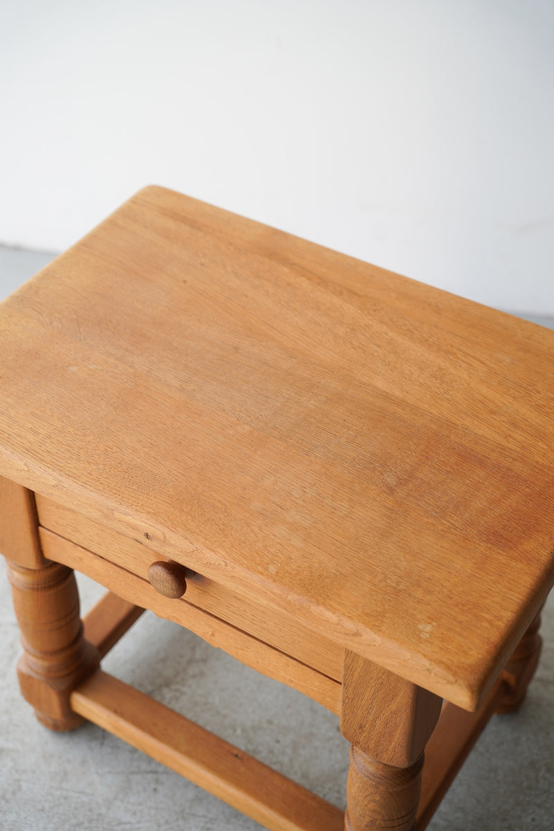 オークウッド <br> サイドテーブル / ナイトテーブル <br>大和店 - ヴィンテージ SHARK ATTACK