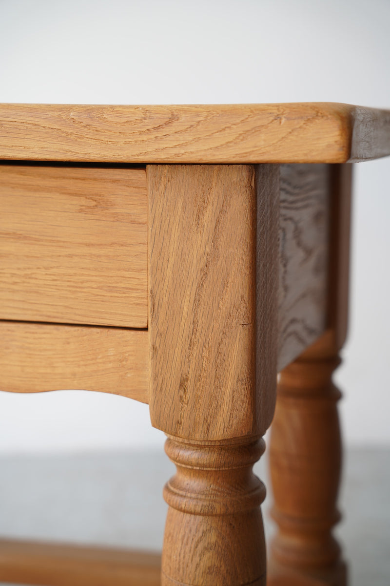 オークウッド <br> サイドテーブル / ナイトテーブル <br>大和店 - ヴィンテージ SHARK ATTACK