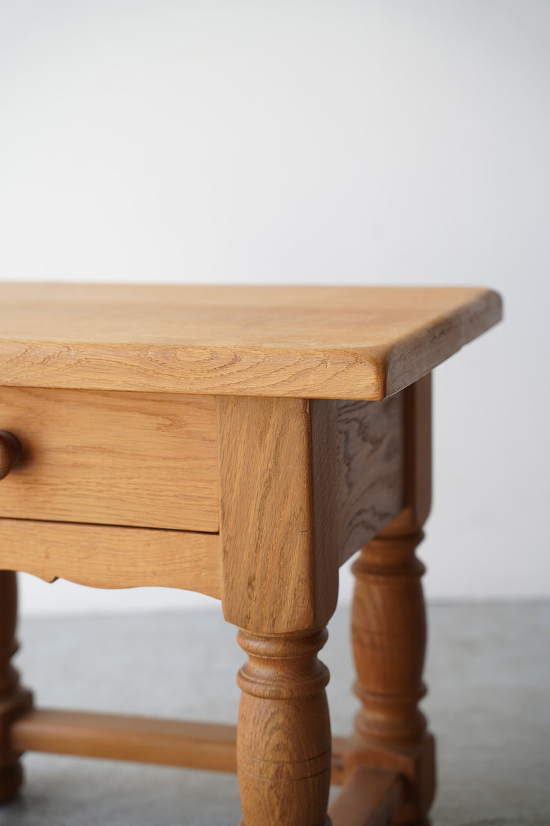 オークウッド <br> サイドテーブル / ナイトテーブル <br>大和店 - ヴィンテージ SHARK ATTACK