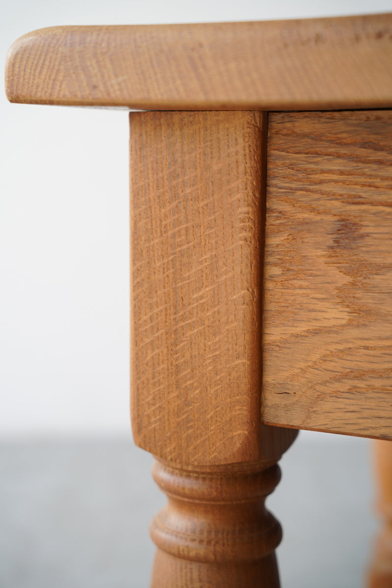 オークウッド <br> サイドテーブル / ナイトテーブル <br>大和店 - ヴィンテージ SHARK ATTACK