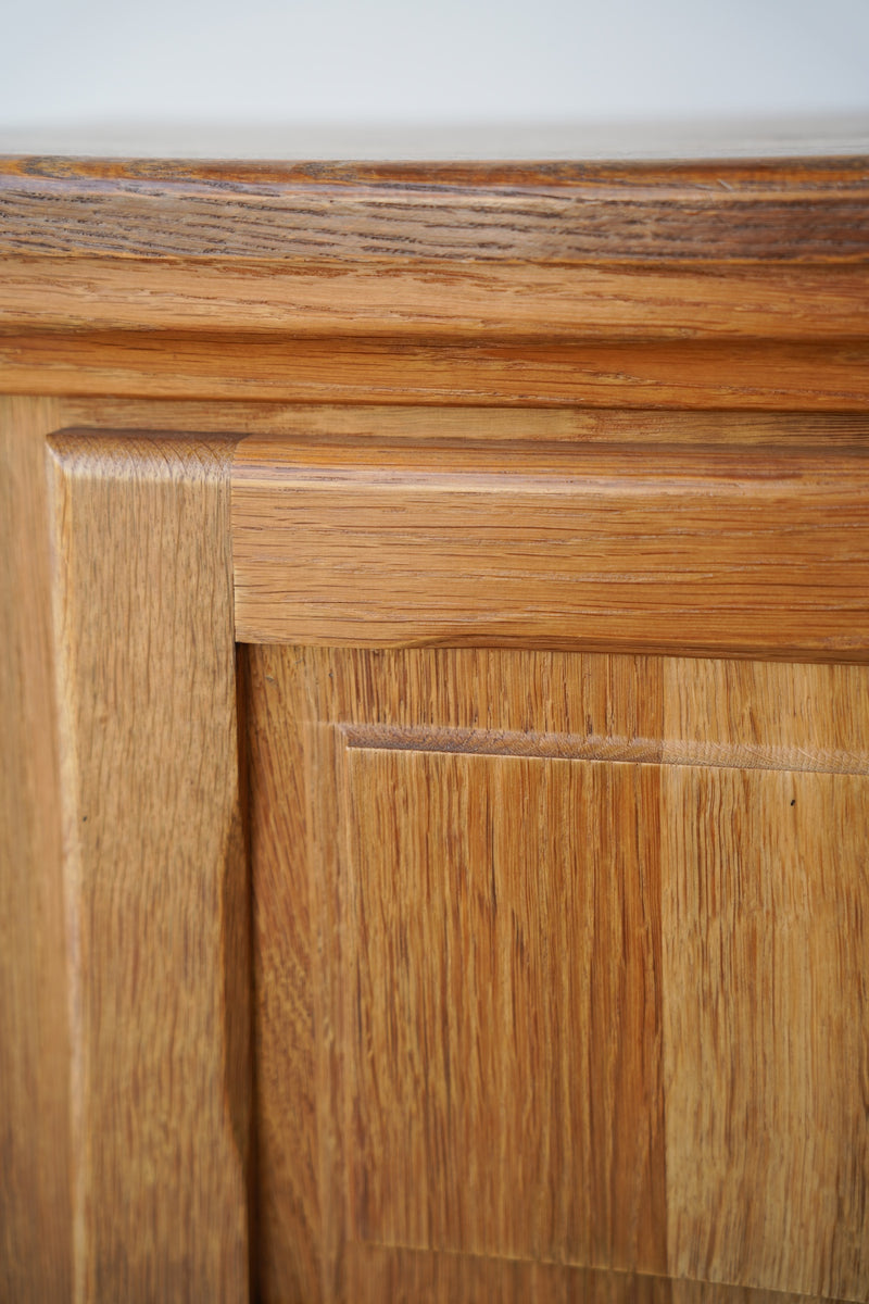 オークウッド ナイトテーブル/キャビネット <br>大和店 - ヴィンテージ SHARK ATTACK