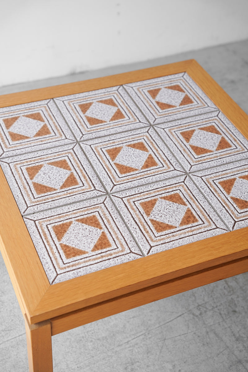 タイルトップ コーヒーテーブル <br>大和店 - ヴィンテージ SHARK ATTACK