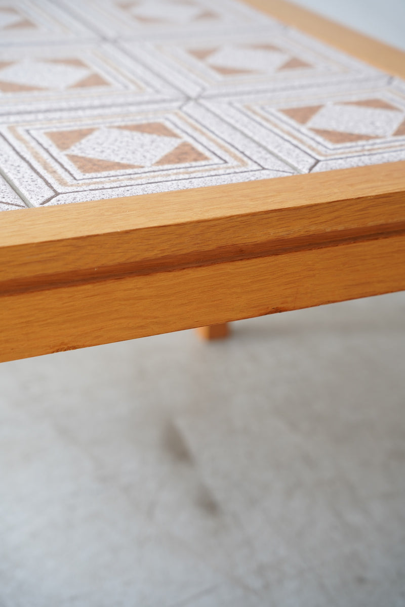 タイルトップ コーヒーテーブル <br>大和店 - ヴィンテージ SHARK ATTACK